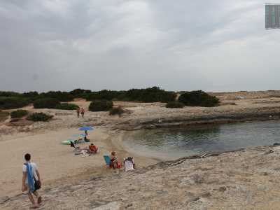 Passeggiando lungo la costa, rocciosa e frastagliata, il profumo di mirto e timo accompagna alla scoperta di graziose spiagette incastonate fra gli scogli